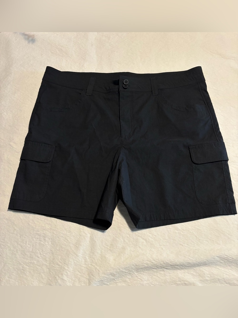Eddie Bauer women’s Black Cargo Shorts  Hiking outdoor size 16